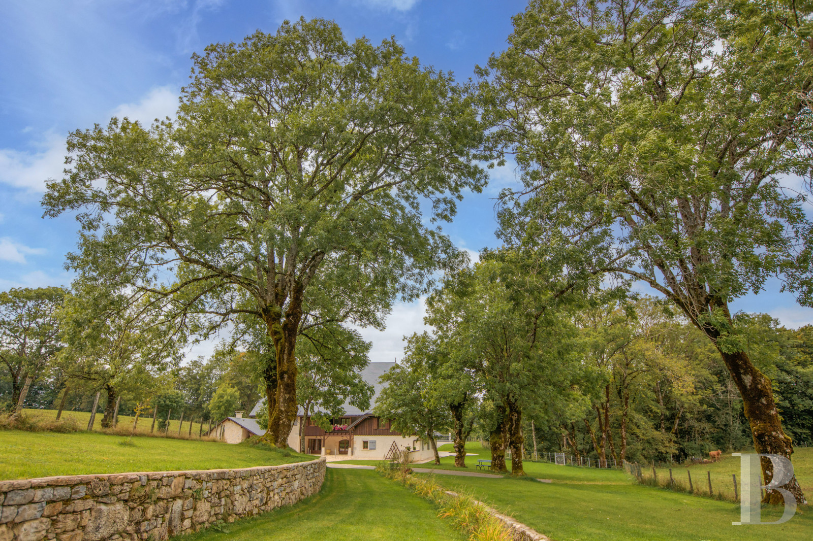 Dans le Haut-Bugey, à mi-chemin entre Lyon et Genève, une ferme abbatiale du 17e siècle transformée en une vaste et confortable demeure.  - photo  n°1